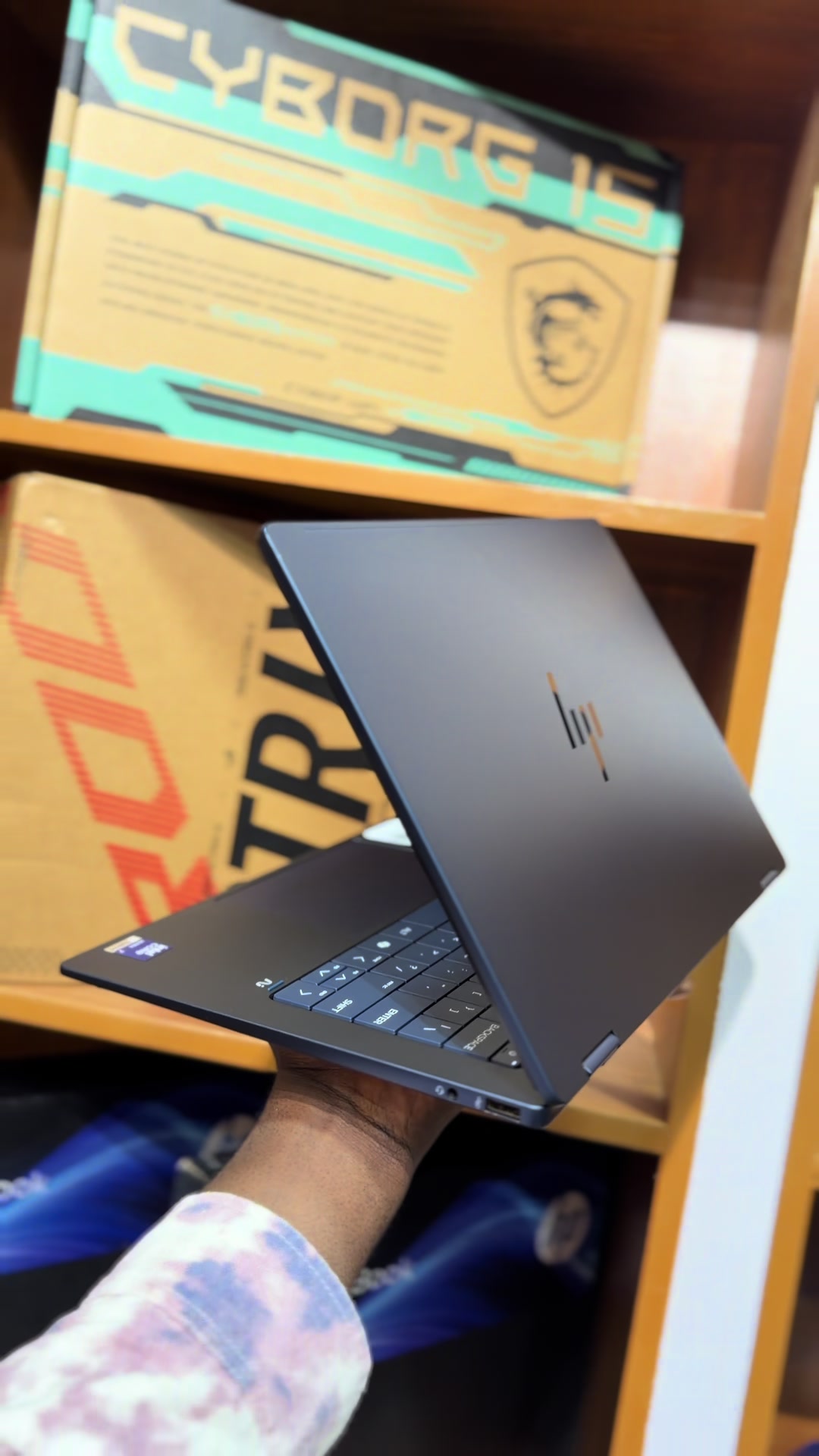 @Laptop guy 🇺🇬