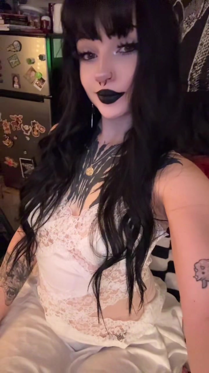 @𝓁𝒾𝒶𝓃𝒶🧟&zwj;♀️