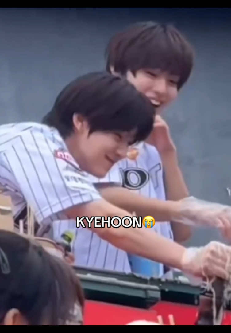 @donghwa's noona👀