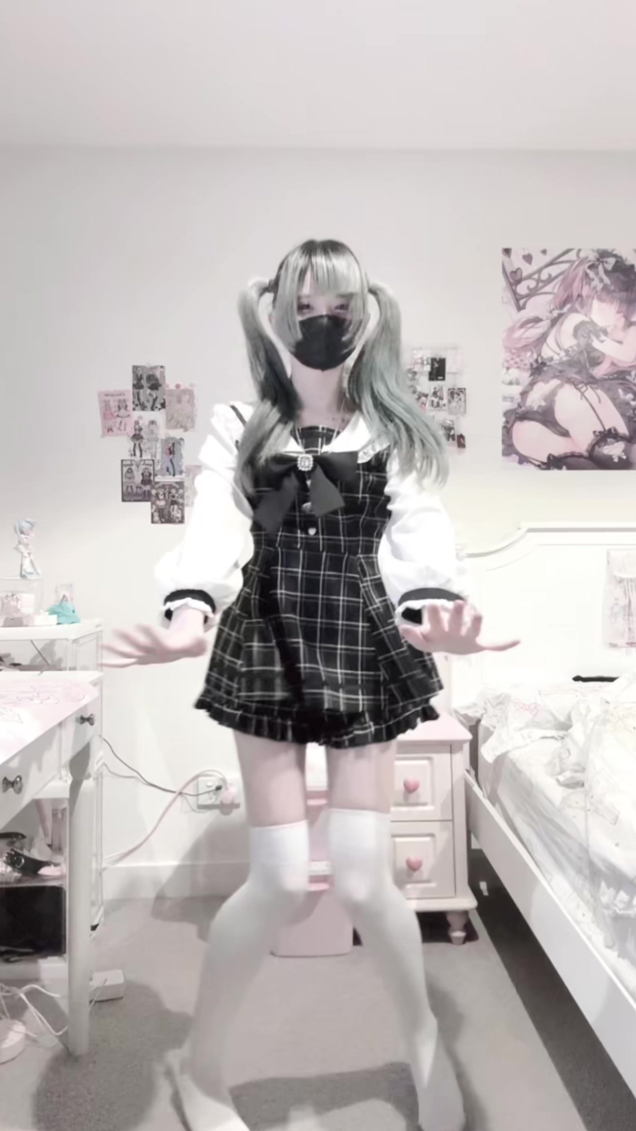 @にこ