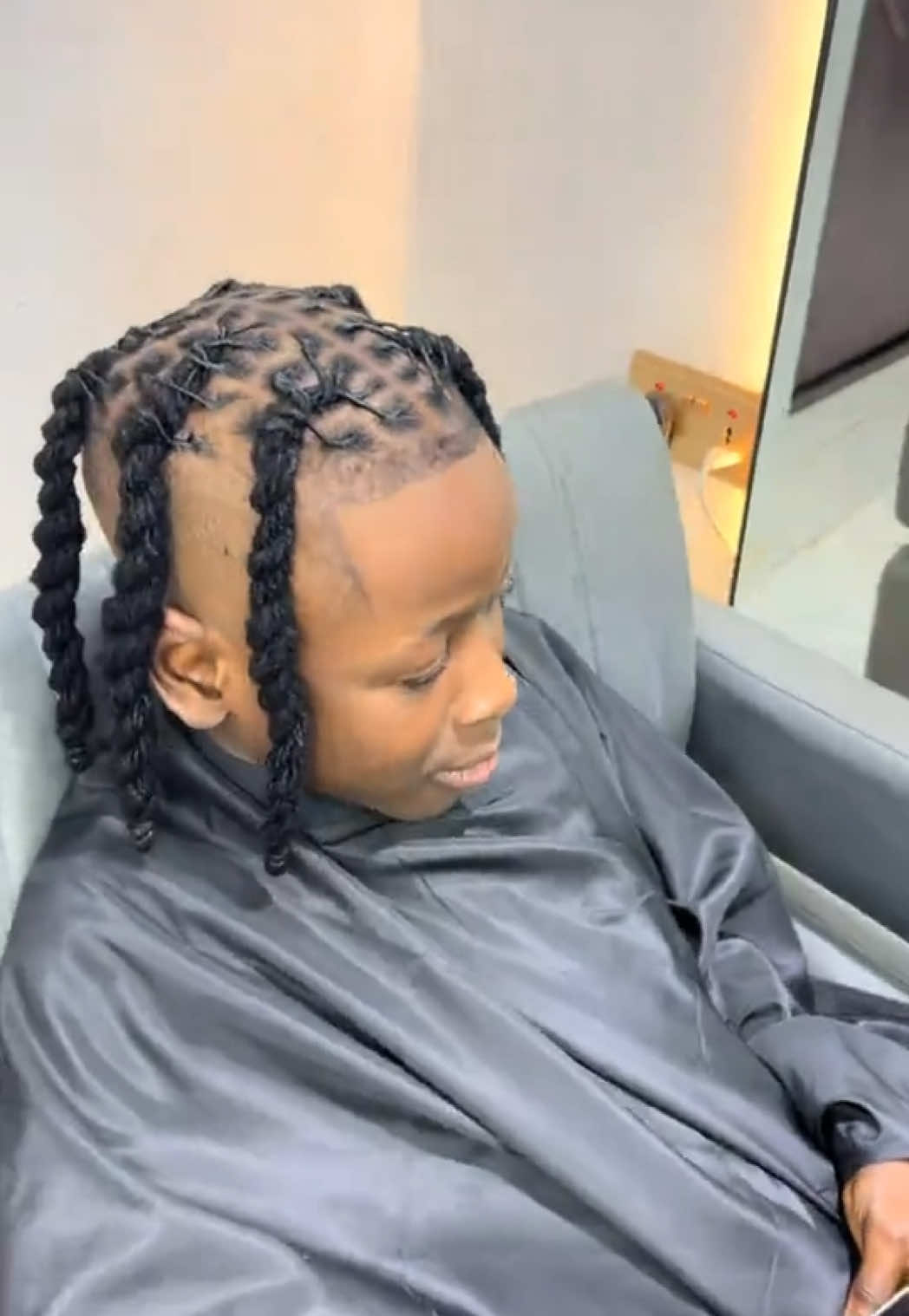 @FEMALE BARBER/LOCTICIAN IN LAG
