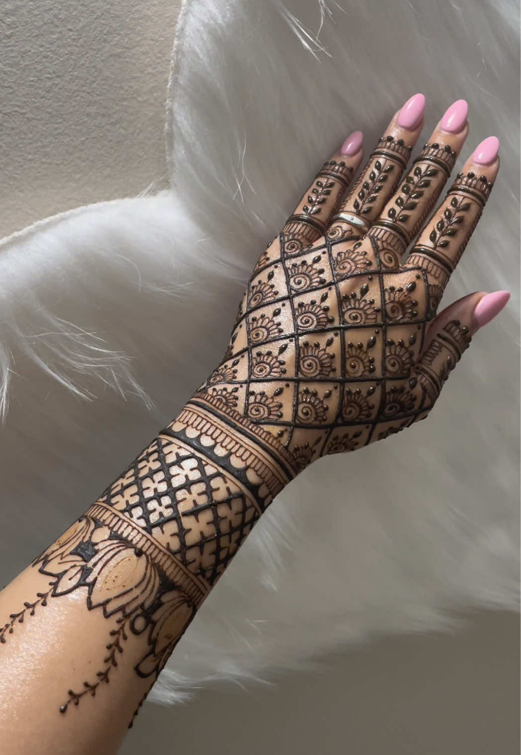 @charmsofmehandi