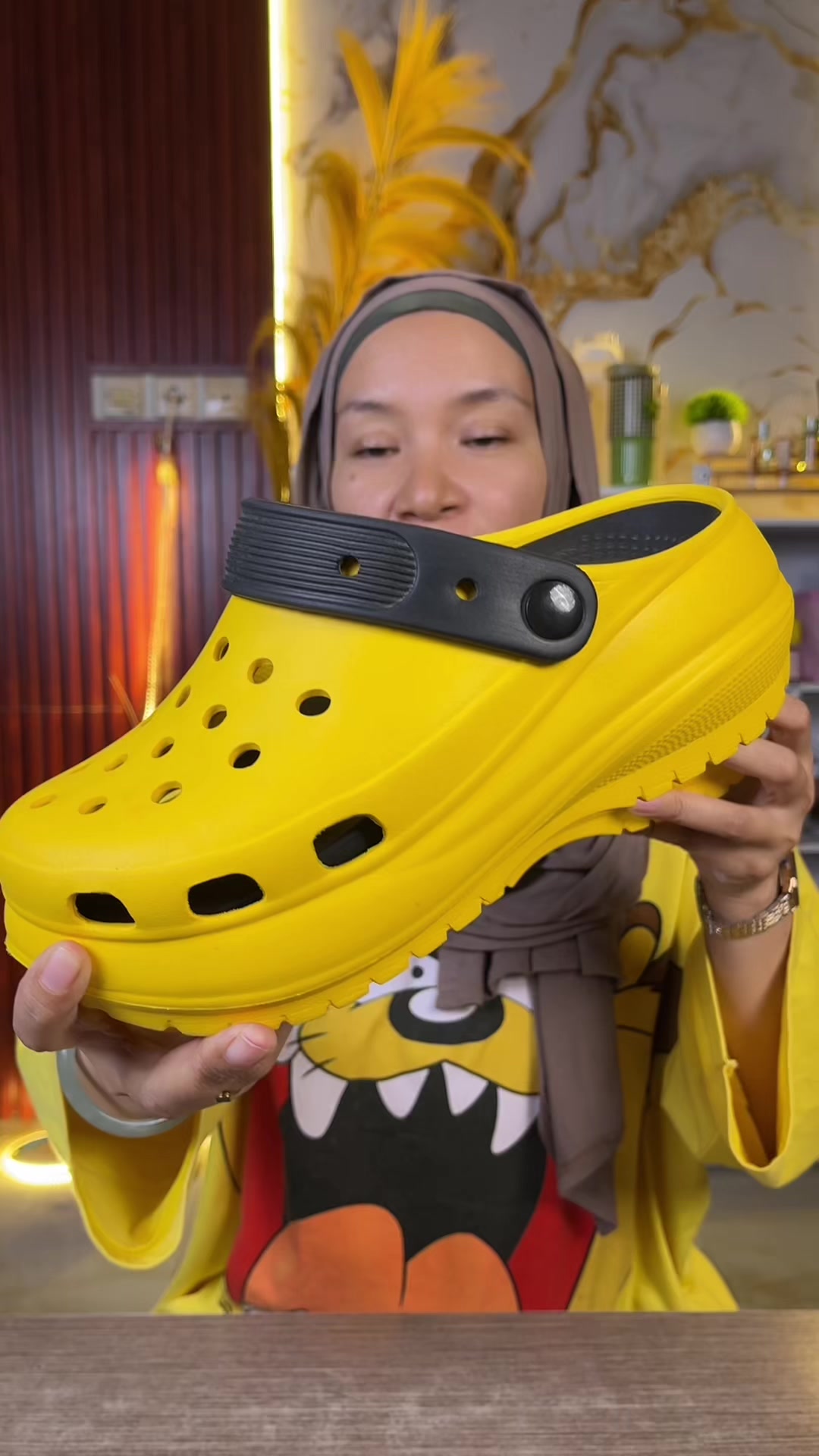@LELI si paling TAS dan SANDAL
