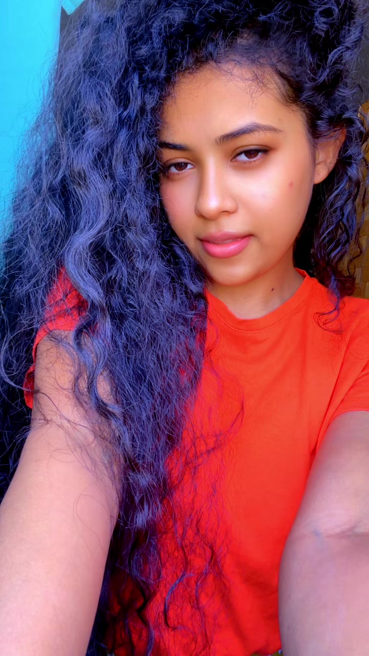 @Curly girl ✈️🇦🇪