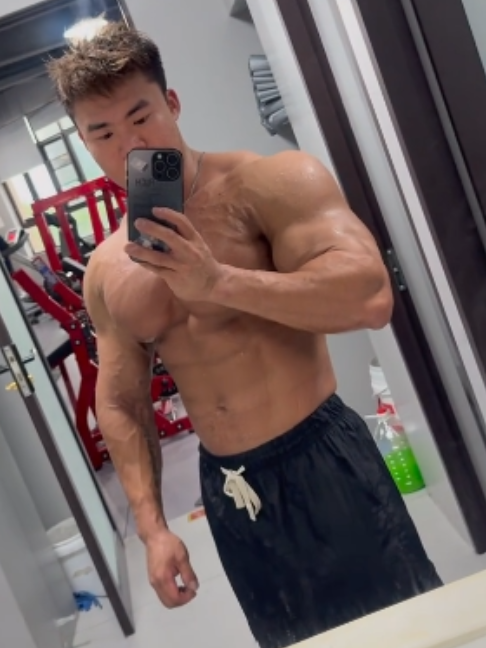 @Beautiful Muscle Male