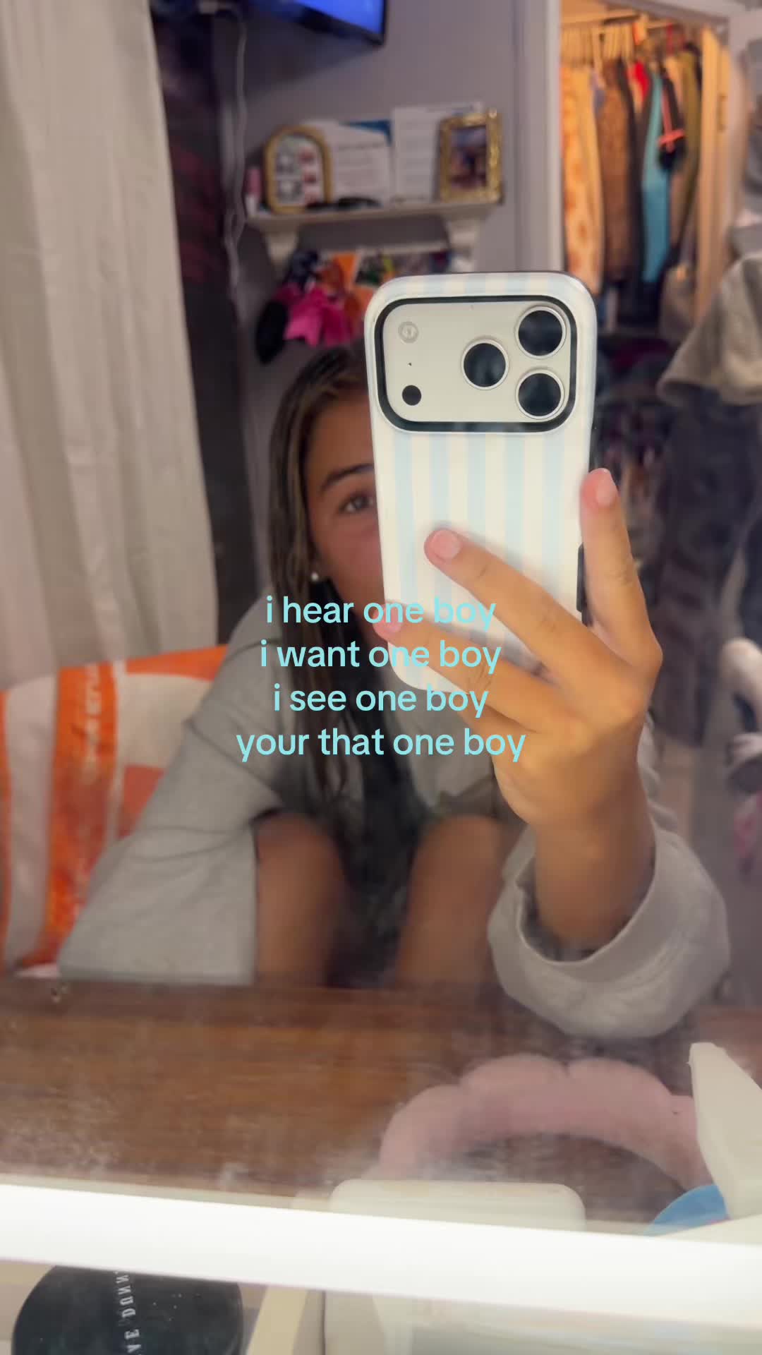 @👩🏽&zwj;🦯👩🏽&zwj;🦯&zwj;➡️