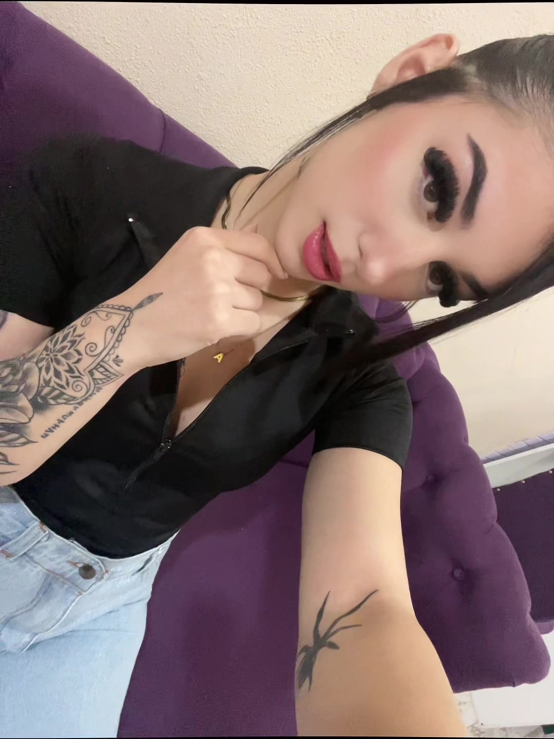 @Mia 🖤