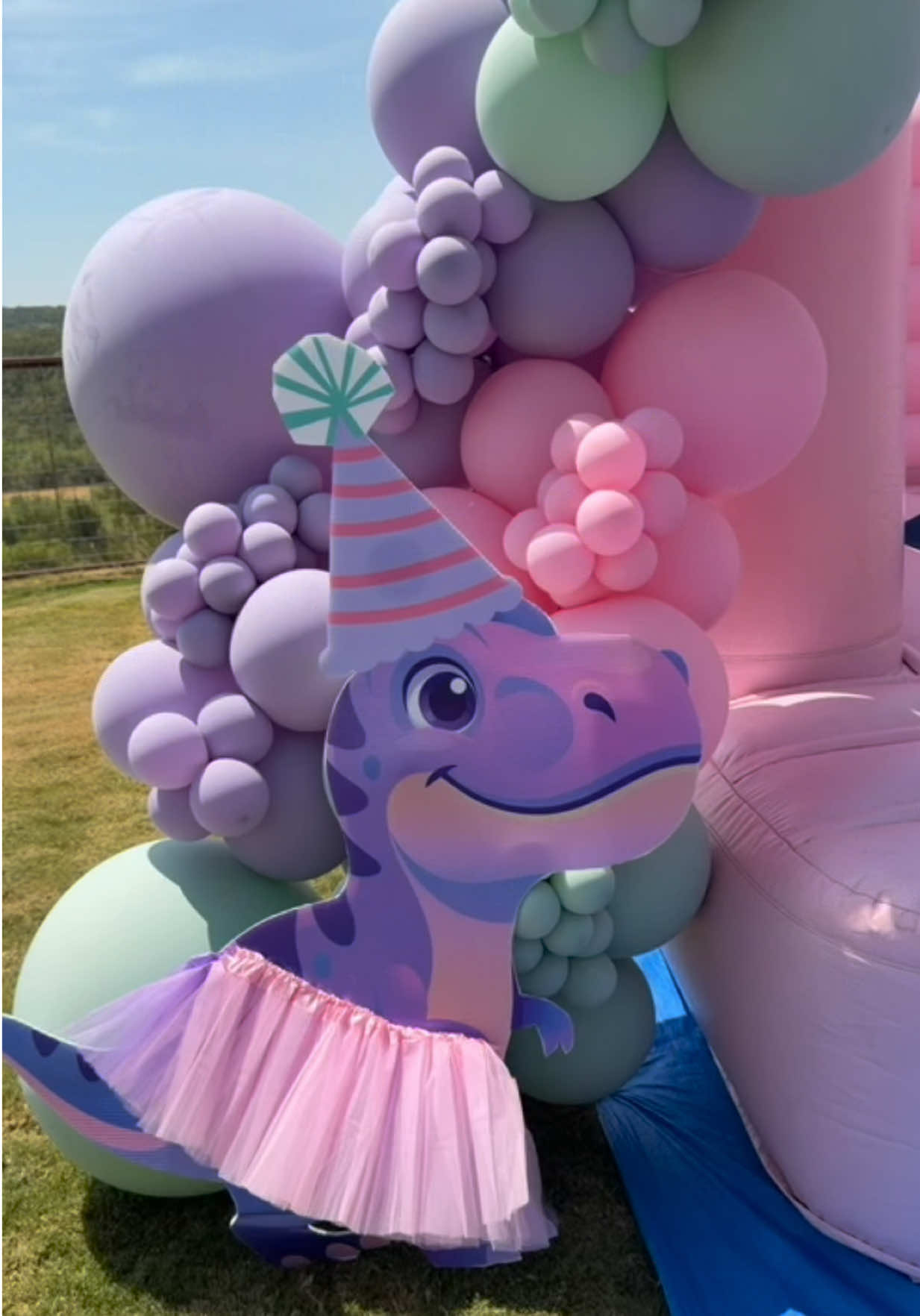 @HowdyHaleys | Balloon Decor