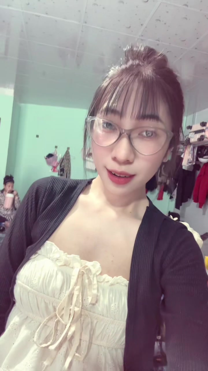 @Uy&ecirc;n Nhi
