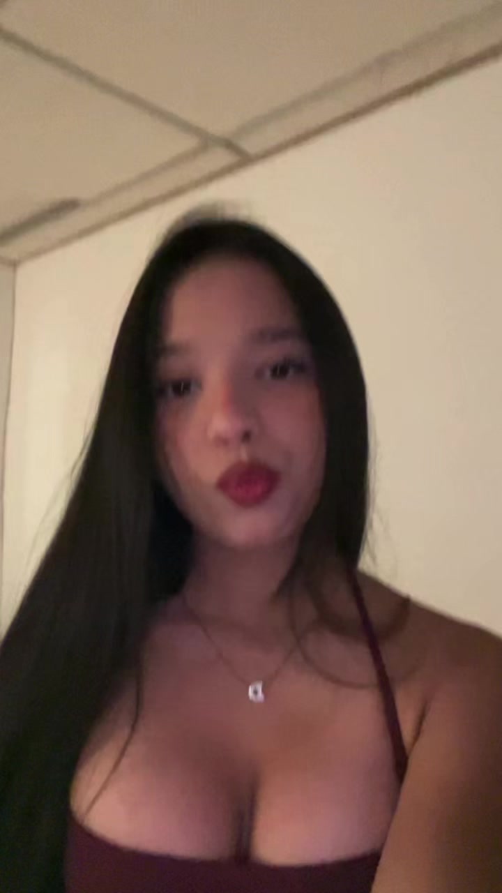 @>|<