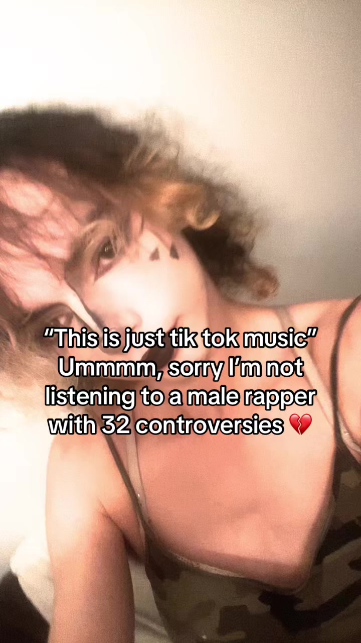 @shes_licking_thewall