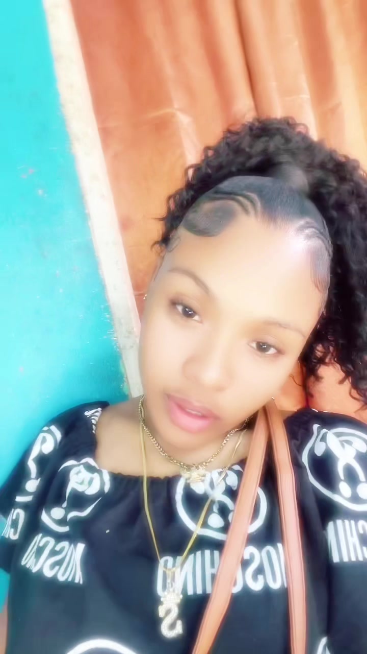 @niaabaee__