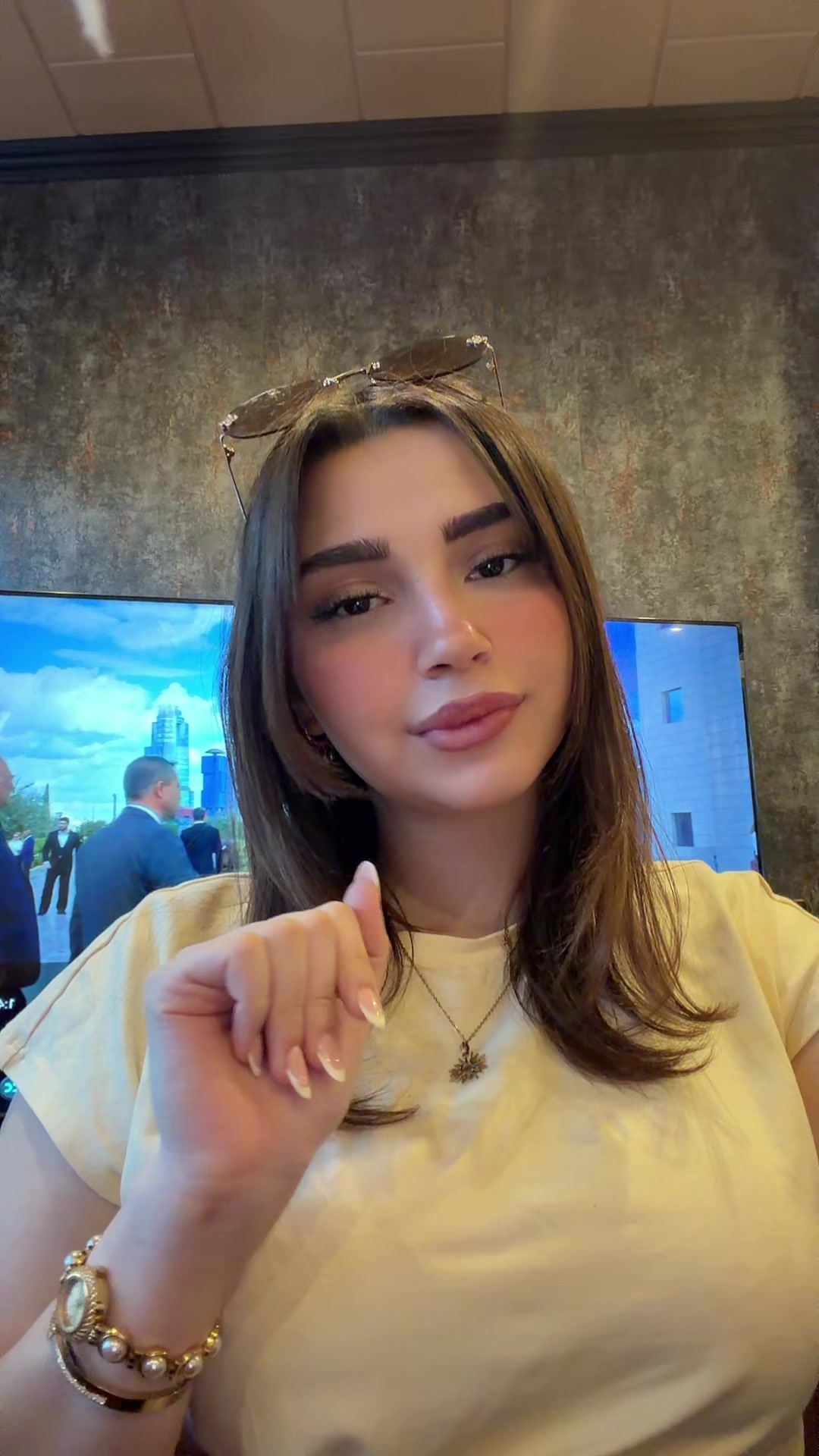 @𝒱