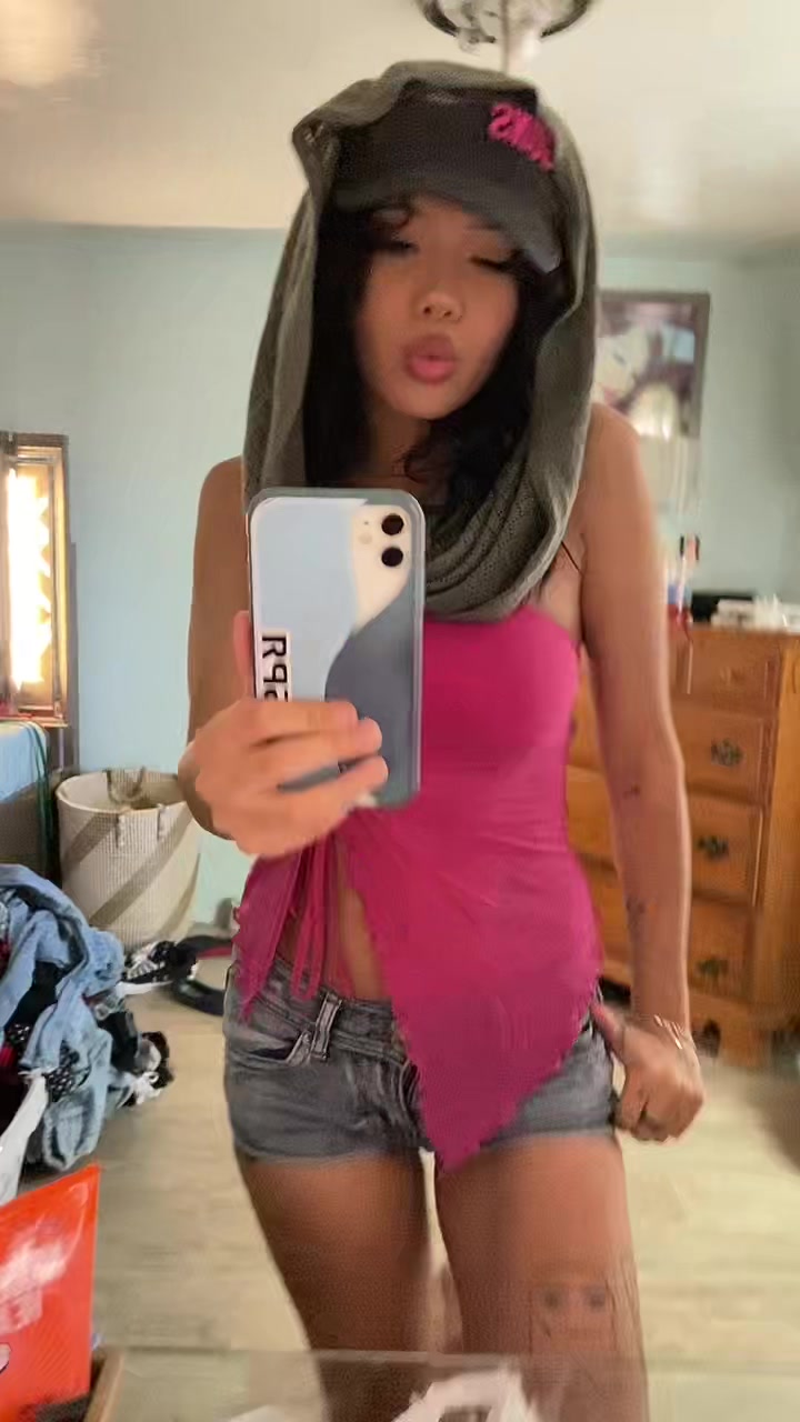 @>.<
