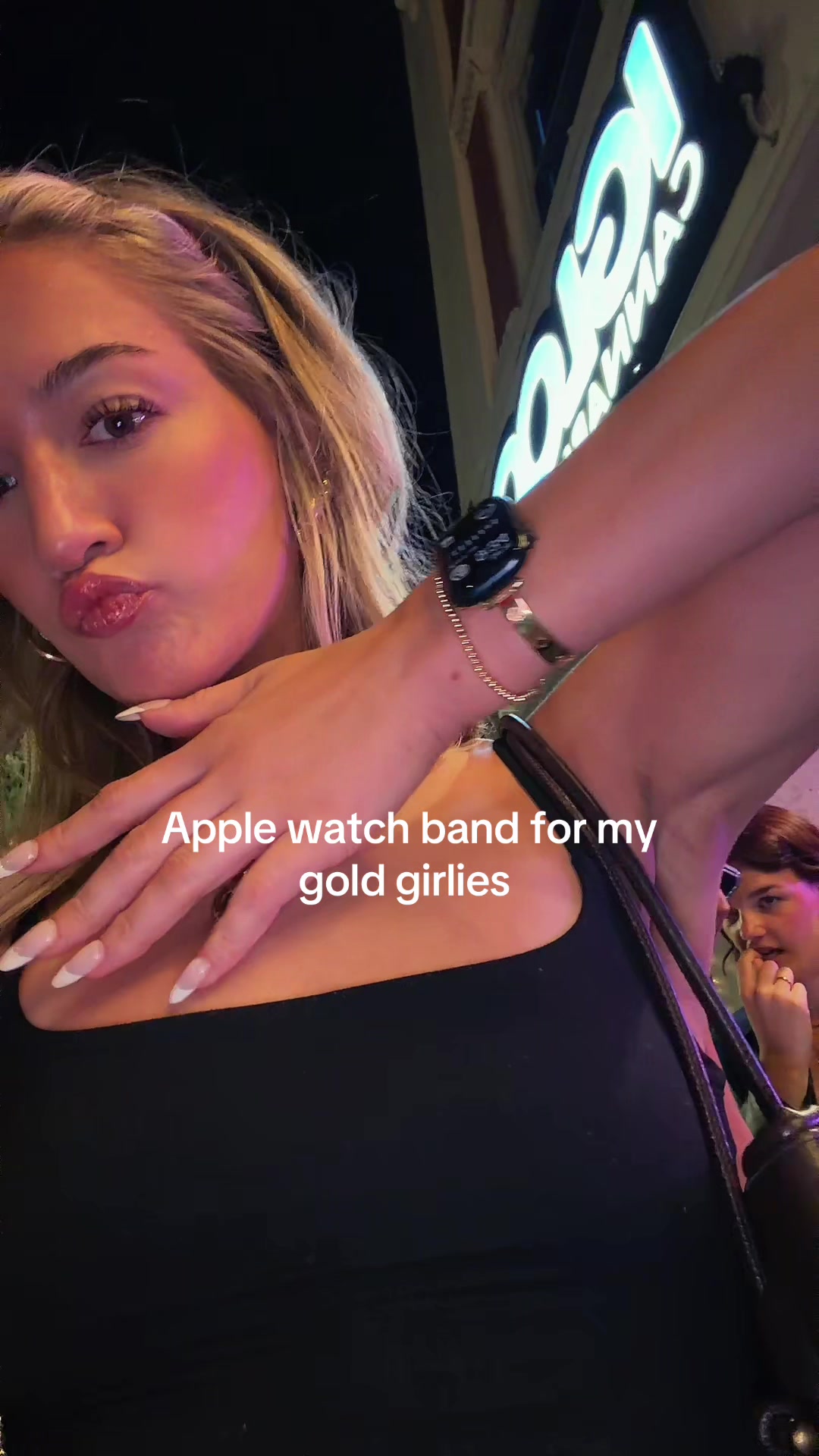 @caitlynnavery