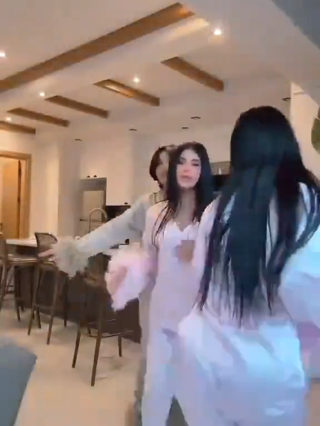 @شــ𓅇ᬼـريان𓆩𝟏͢𝟐:𝟎𝟎
