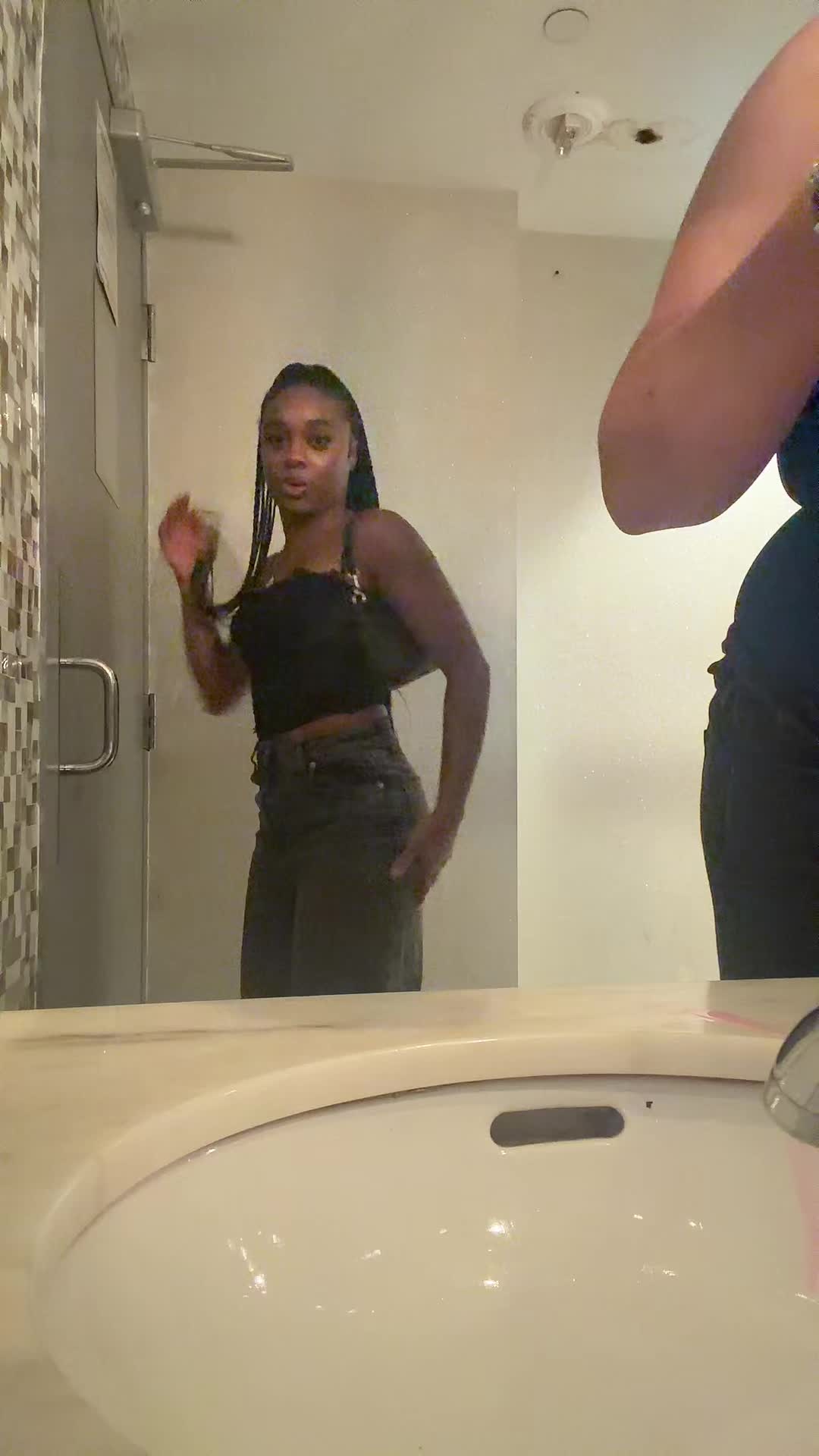 @🫦