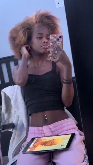 @petitepeezy