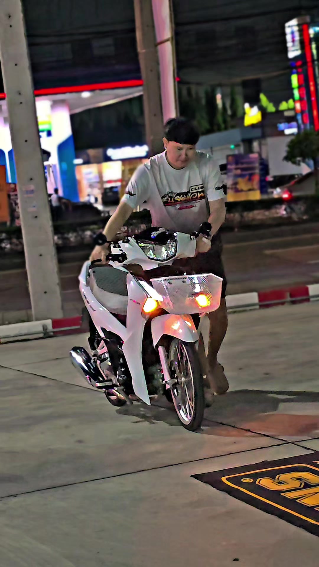 @นพรัตน์ กล่ำผ่อง