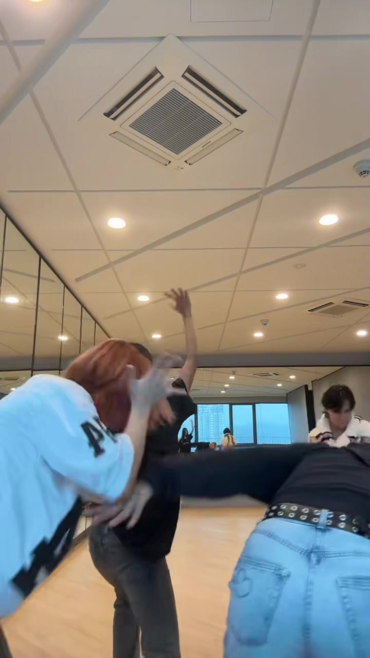 @glossy.dancecrew