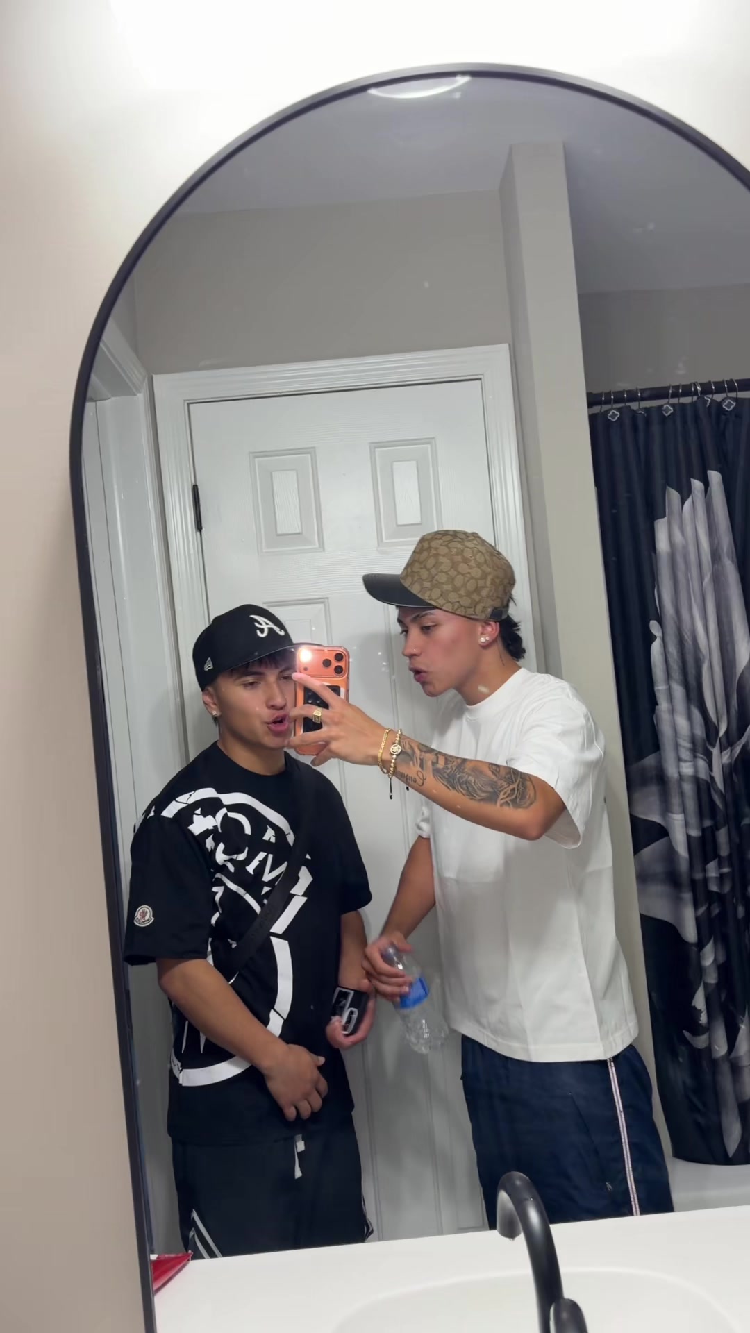 @𝐬𝐚𝐧𝐜𝐡𝐞𝐳