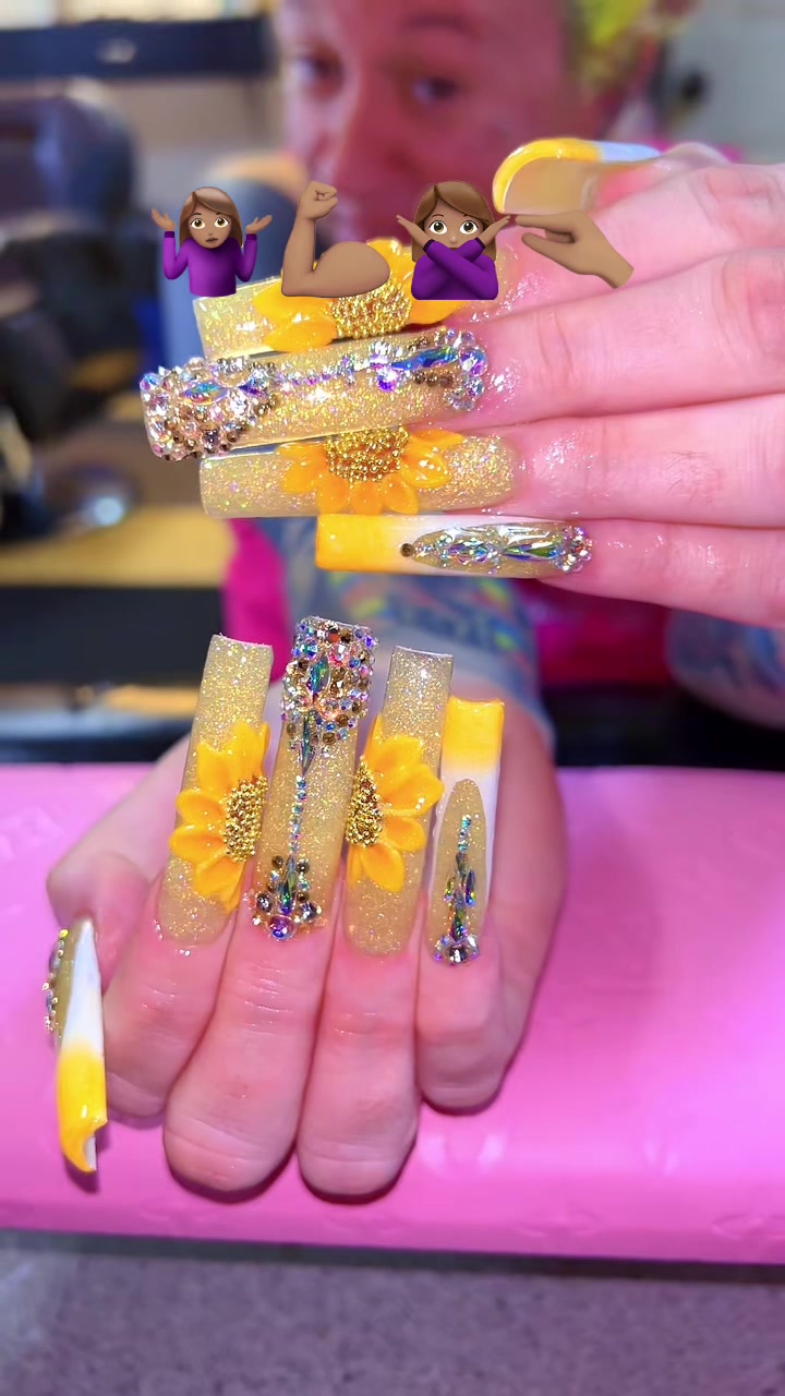 @MiMi 🎨🦋👑🦄
