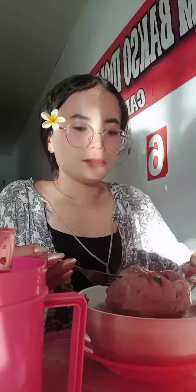 @Helen sirait