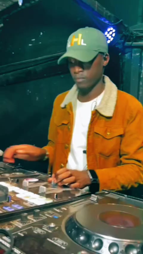 @WEEPON THE ENTERTAINER (DJ)