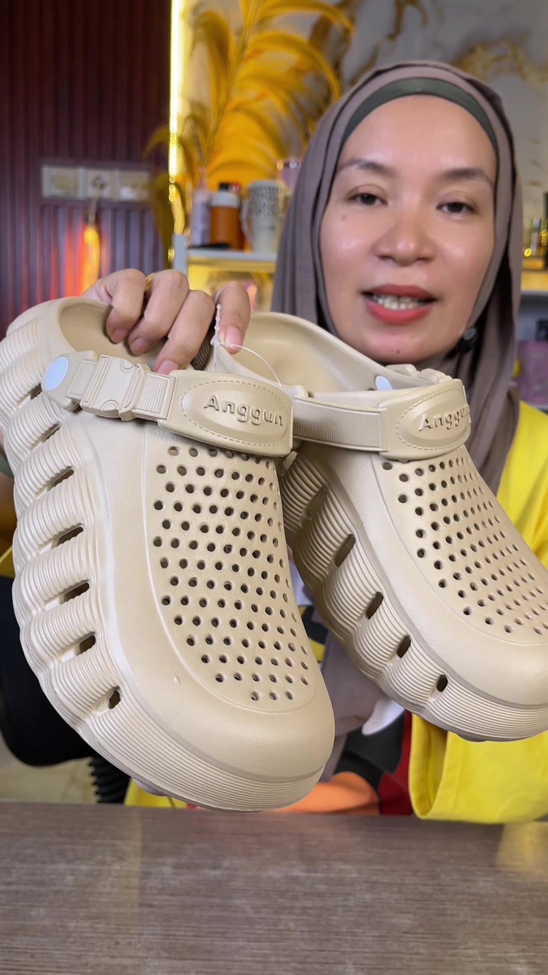 @LELI si paling TAS dan SANDAL