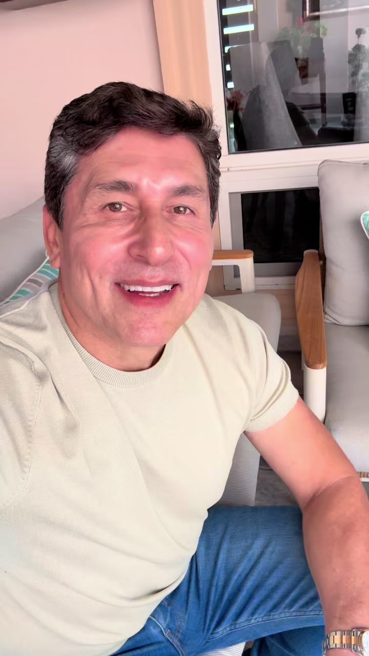 @César Lozano