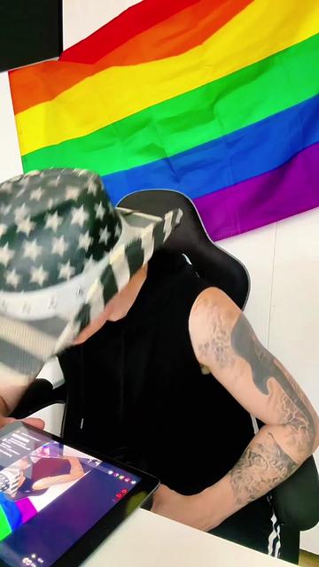 @Live free or die🏳️🌈