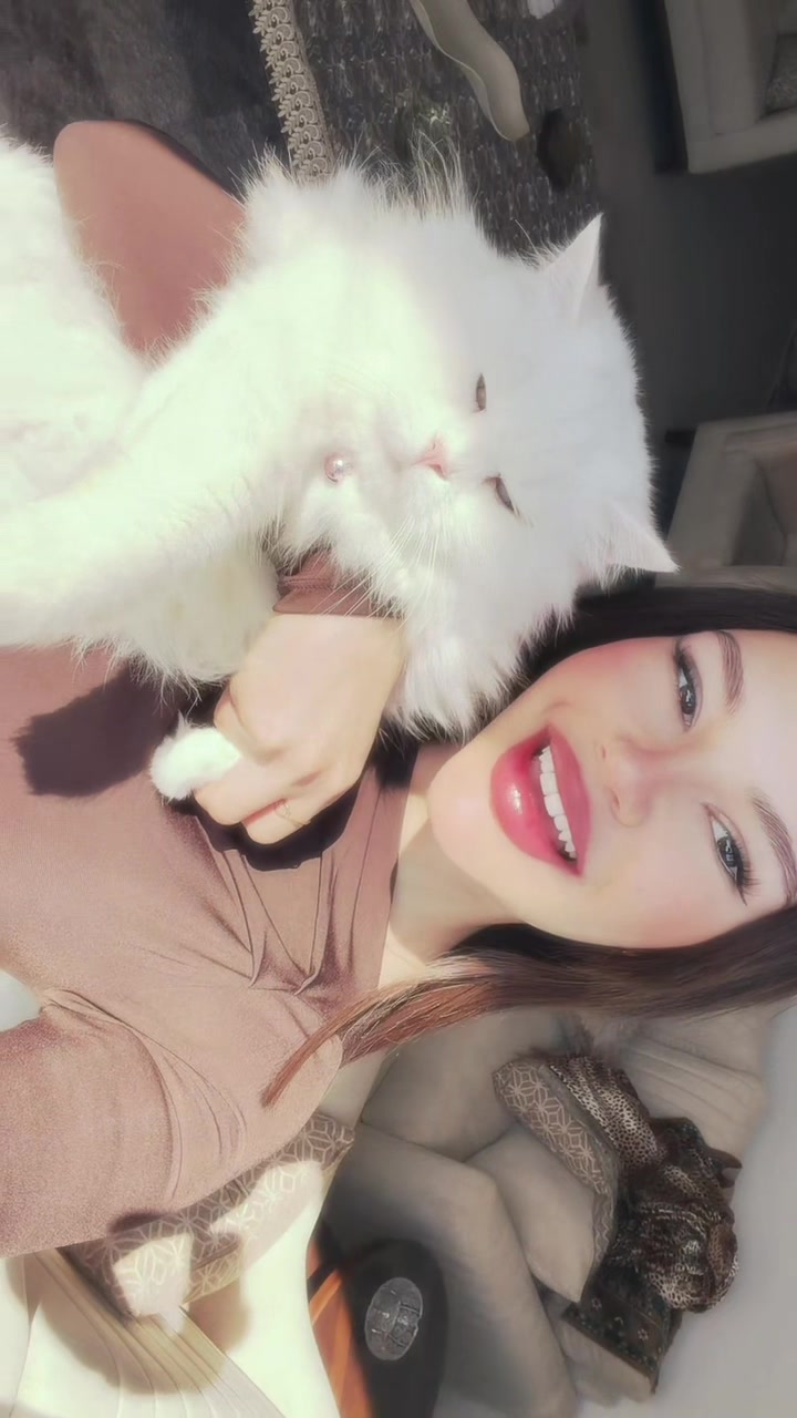 @tinahelou_
