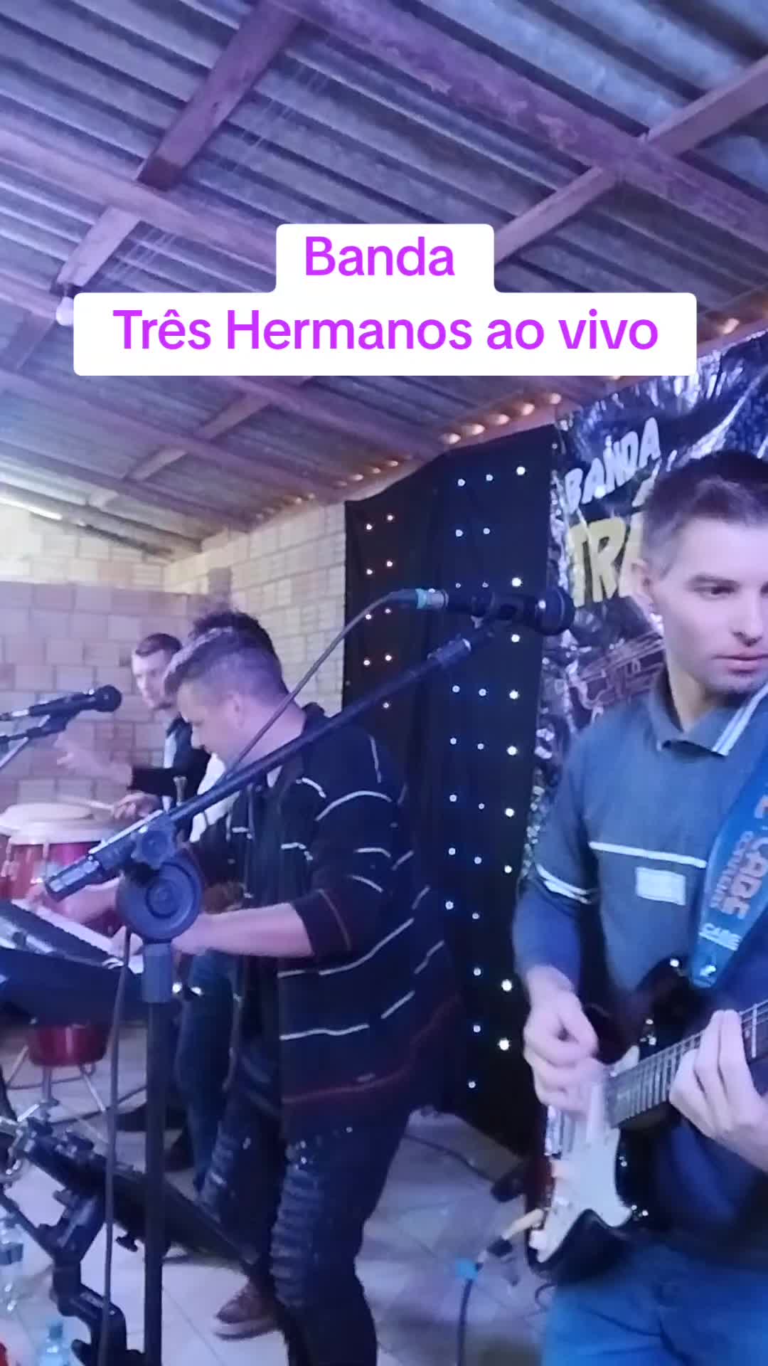 @Tr&ecirc;s Hermanos