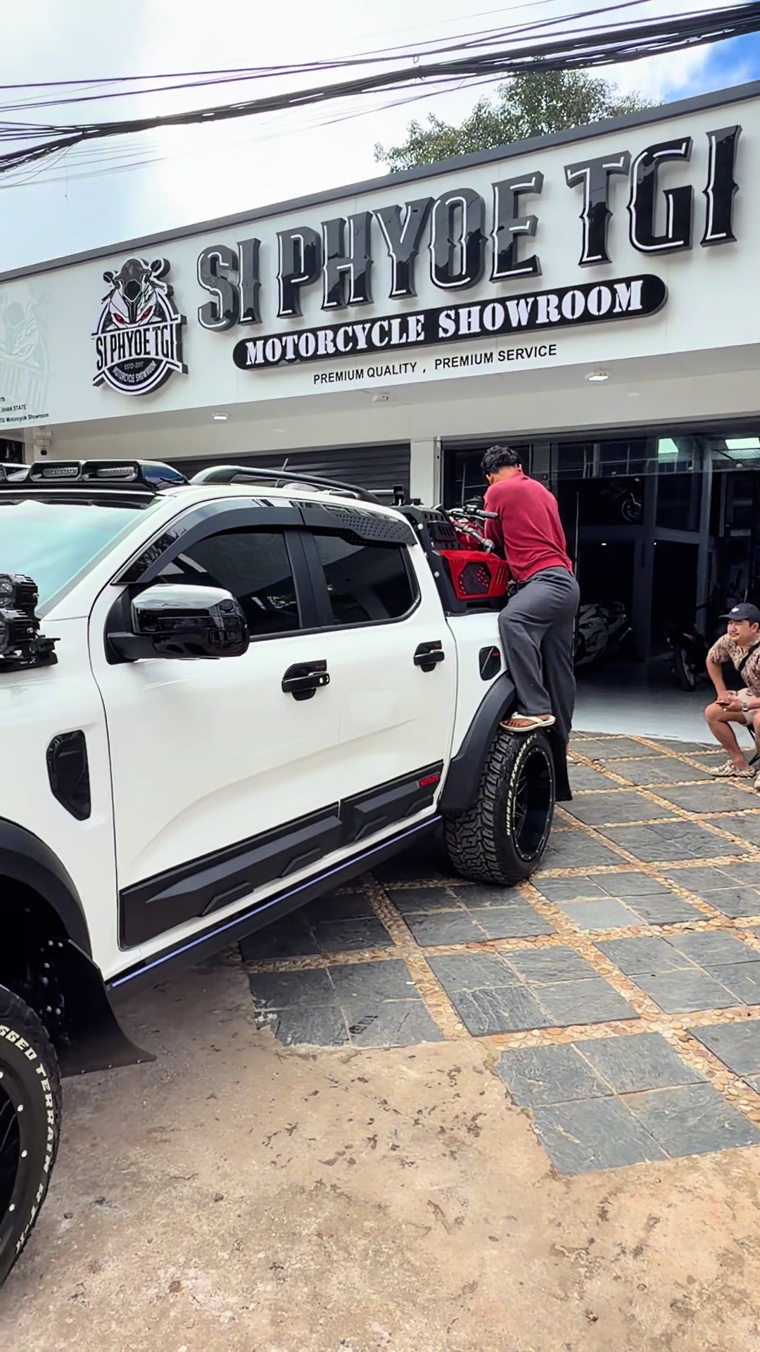 @SIPHYOETGI Motorcycle showroom
