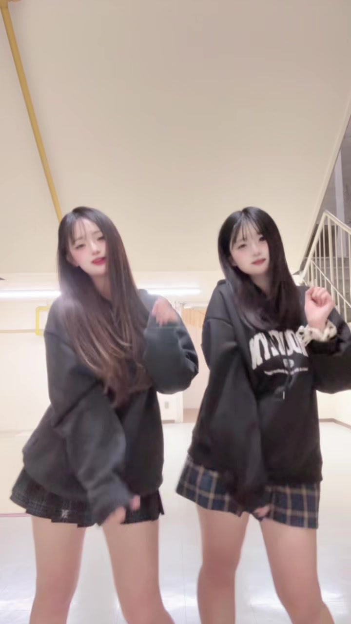 @まな