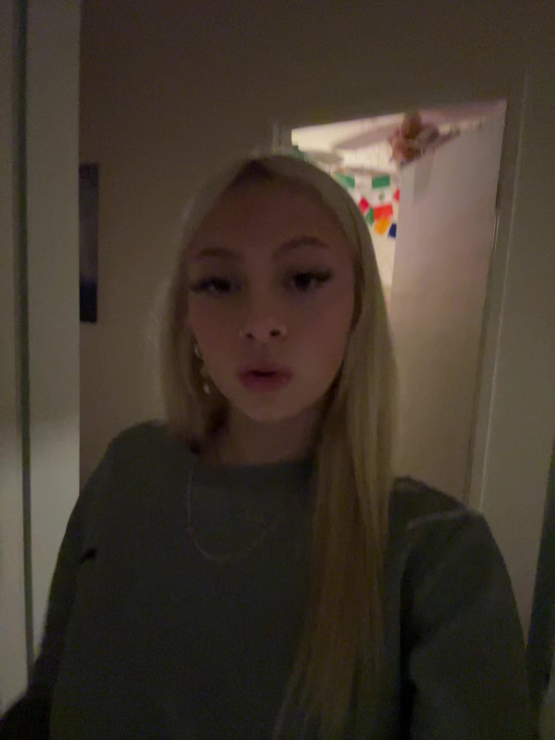 @•