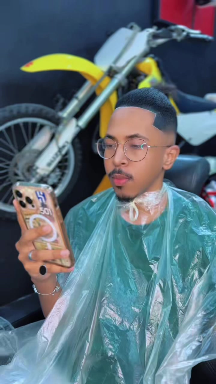 @KINGCUTZ CELEBRITY BARBER ๐ธ๐ฆ