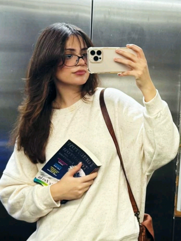 @𝒷ℴ𝓁𝓁𝓎𝒽ℯℯ𝓇𝒶.