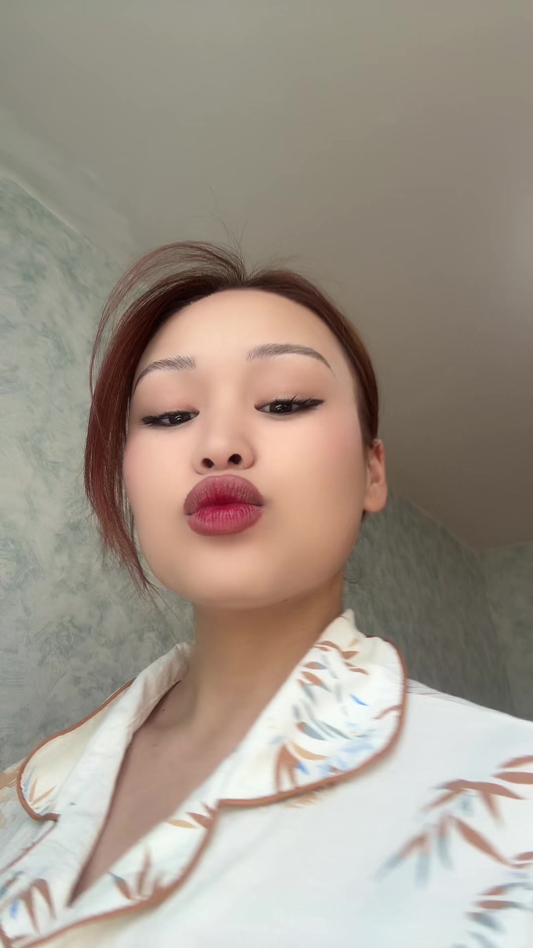 @~
