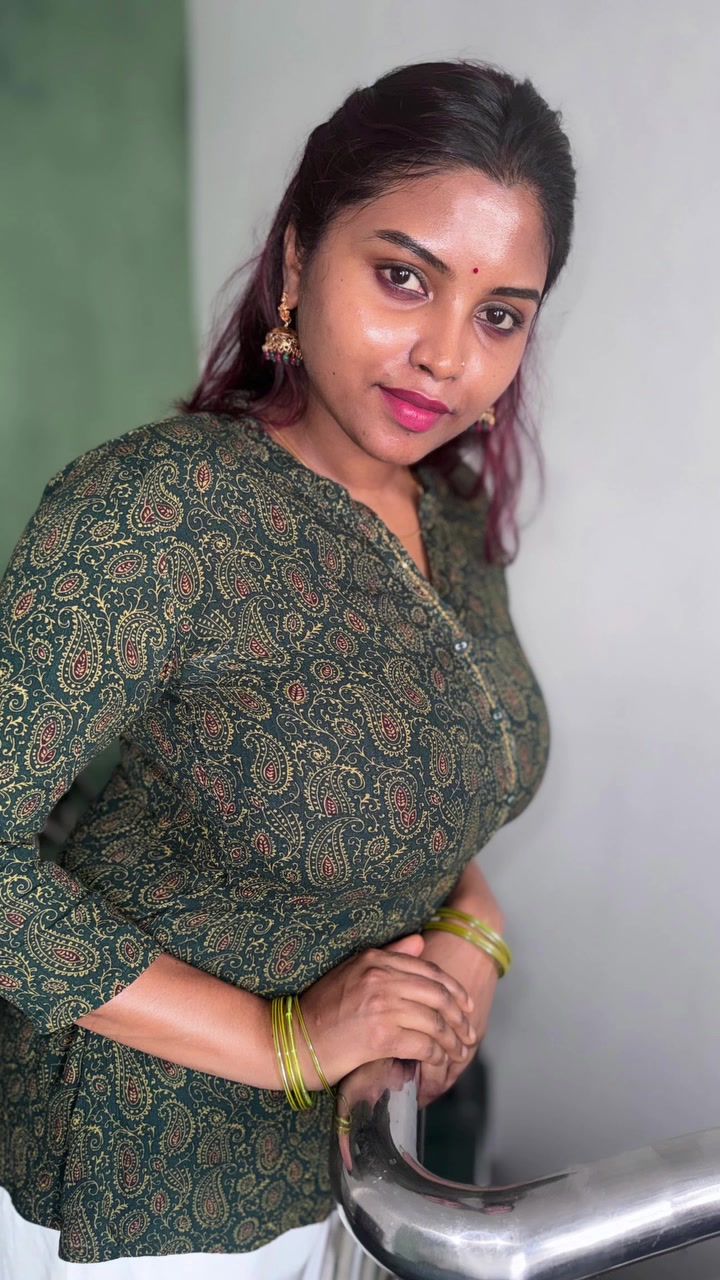 @Elakkiyaa