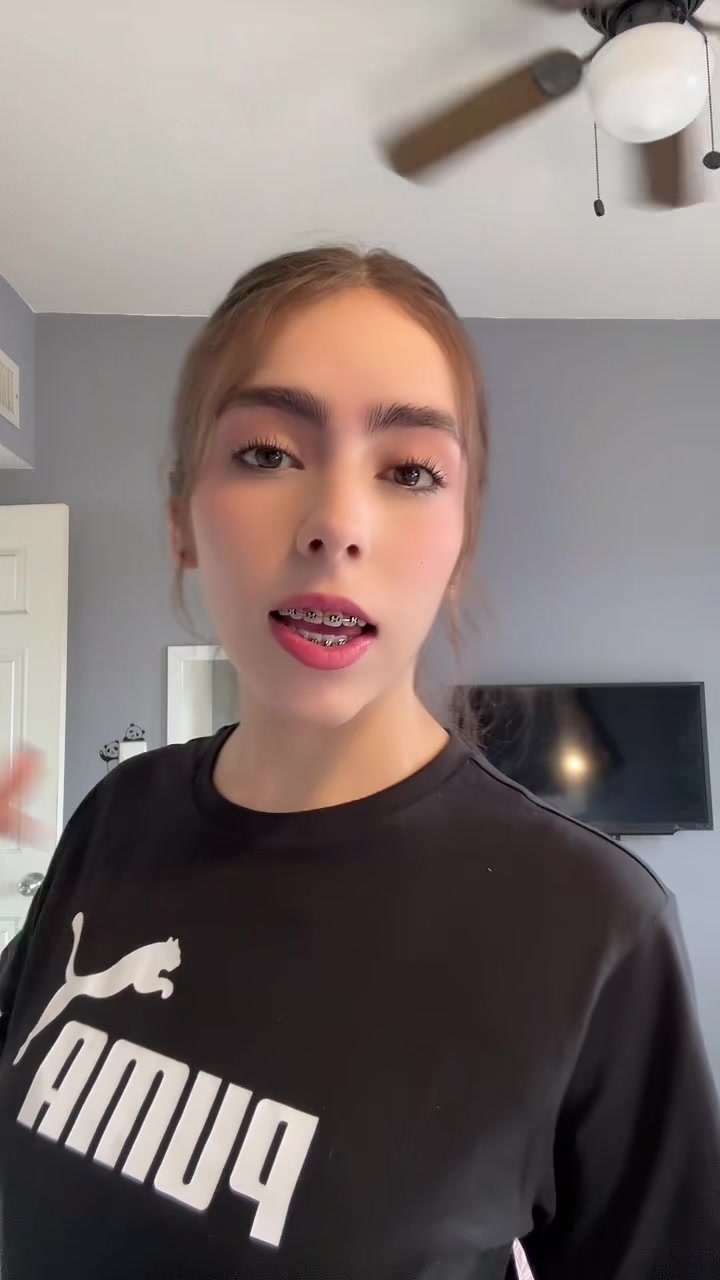 @_andreaalizee_