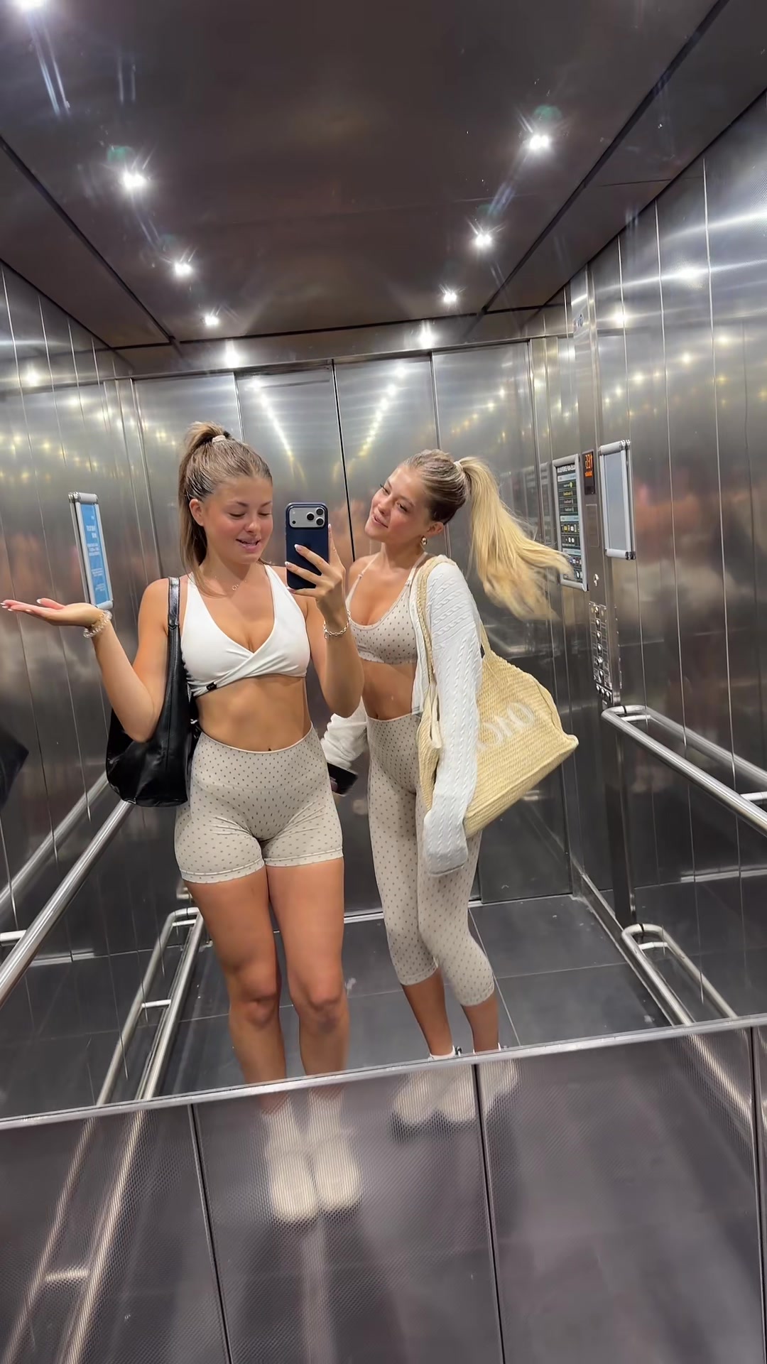 @Lea & Lucie | Die Twins