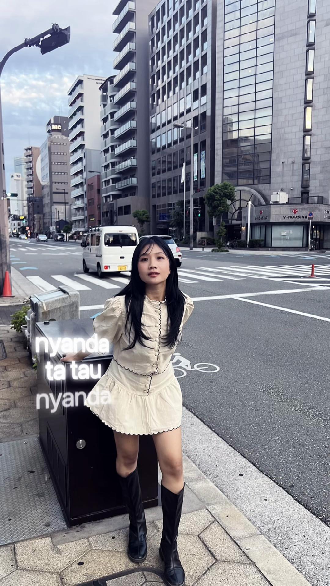 @elissant_