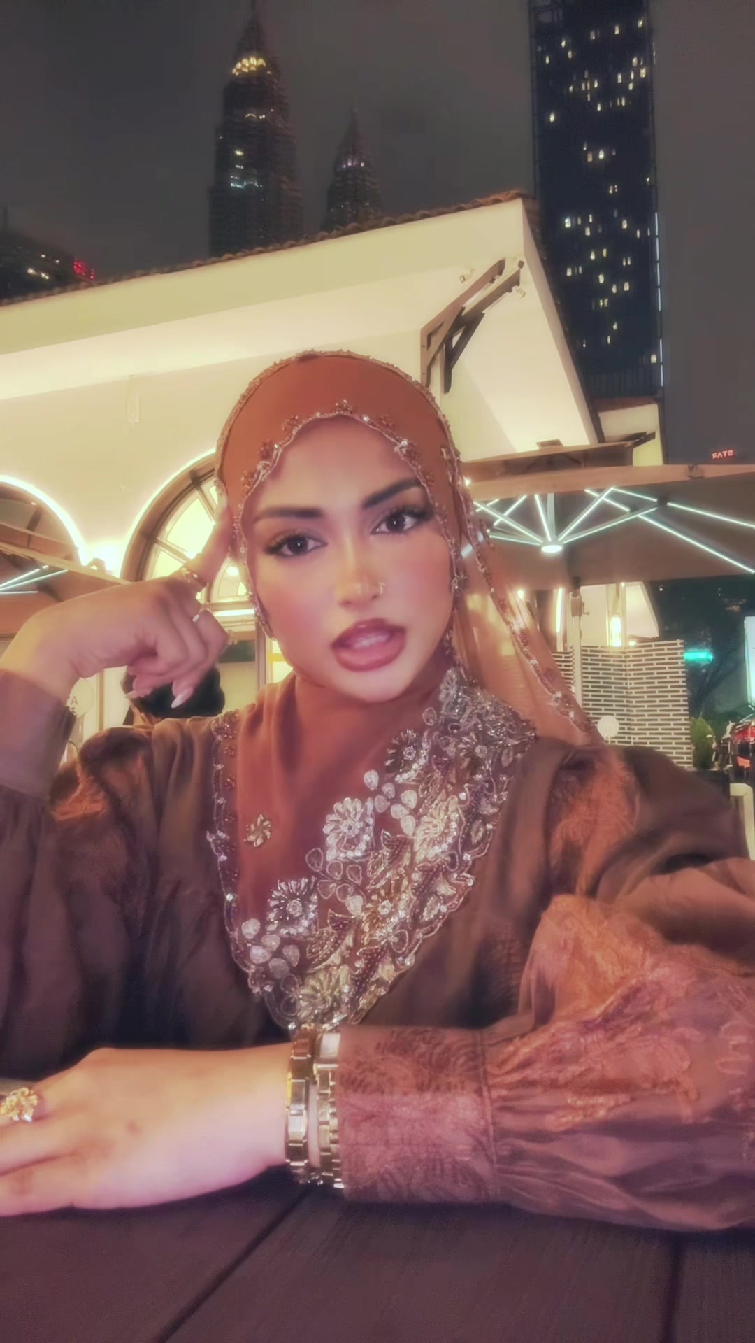 @وحيدة