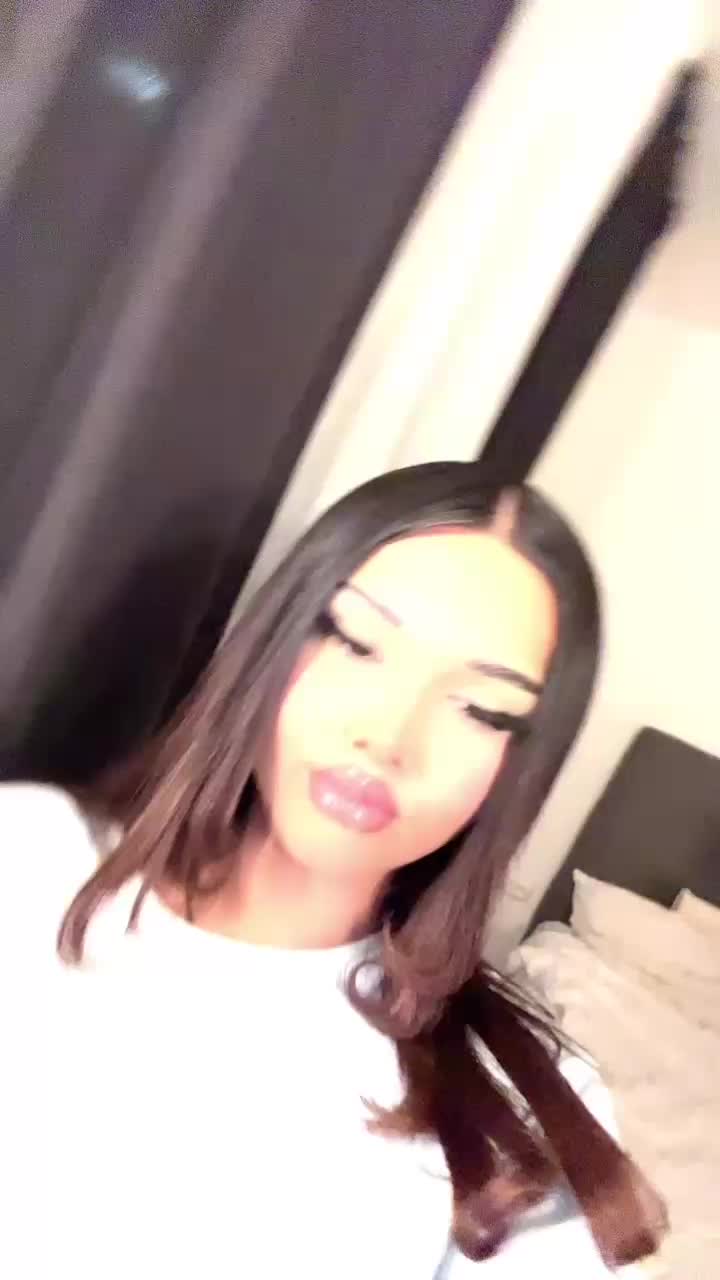 @juliaazizam