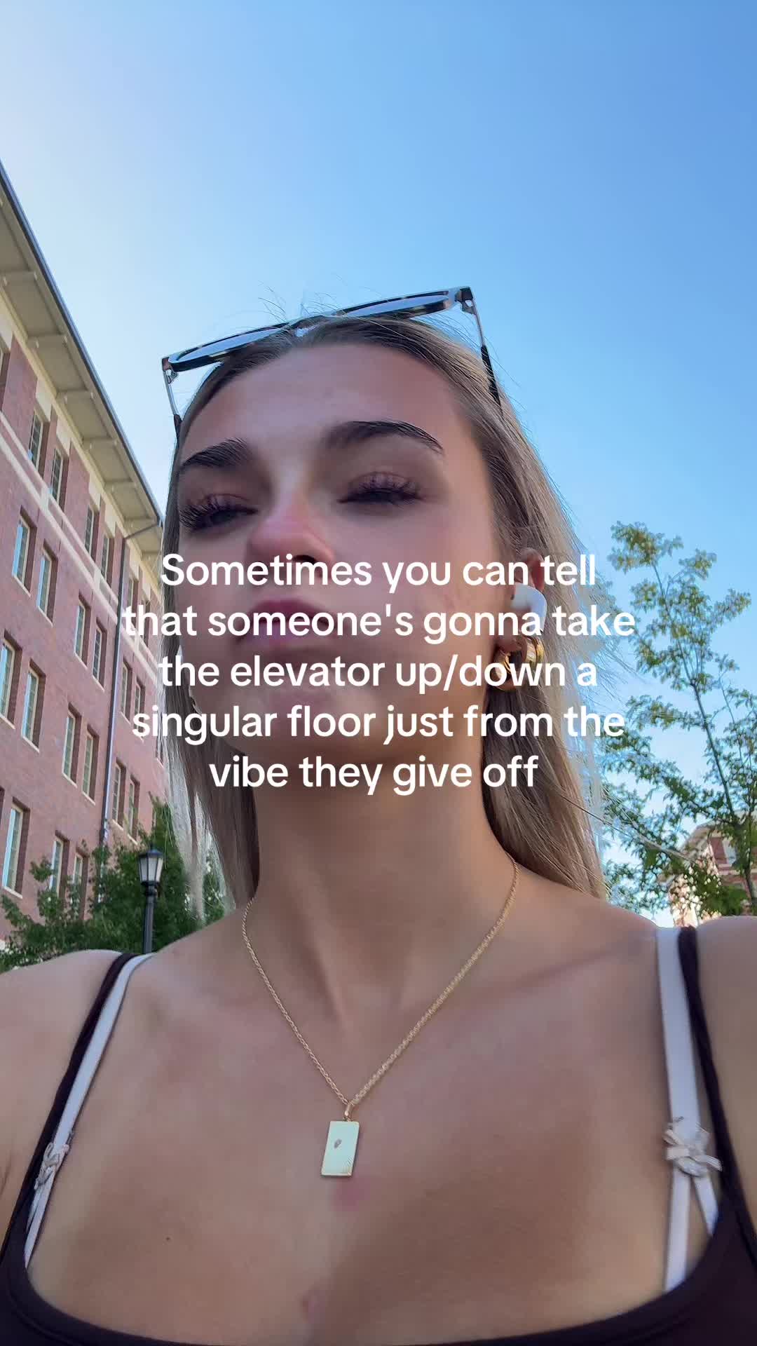 @⃟