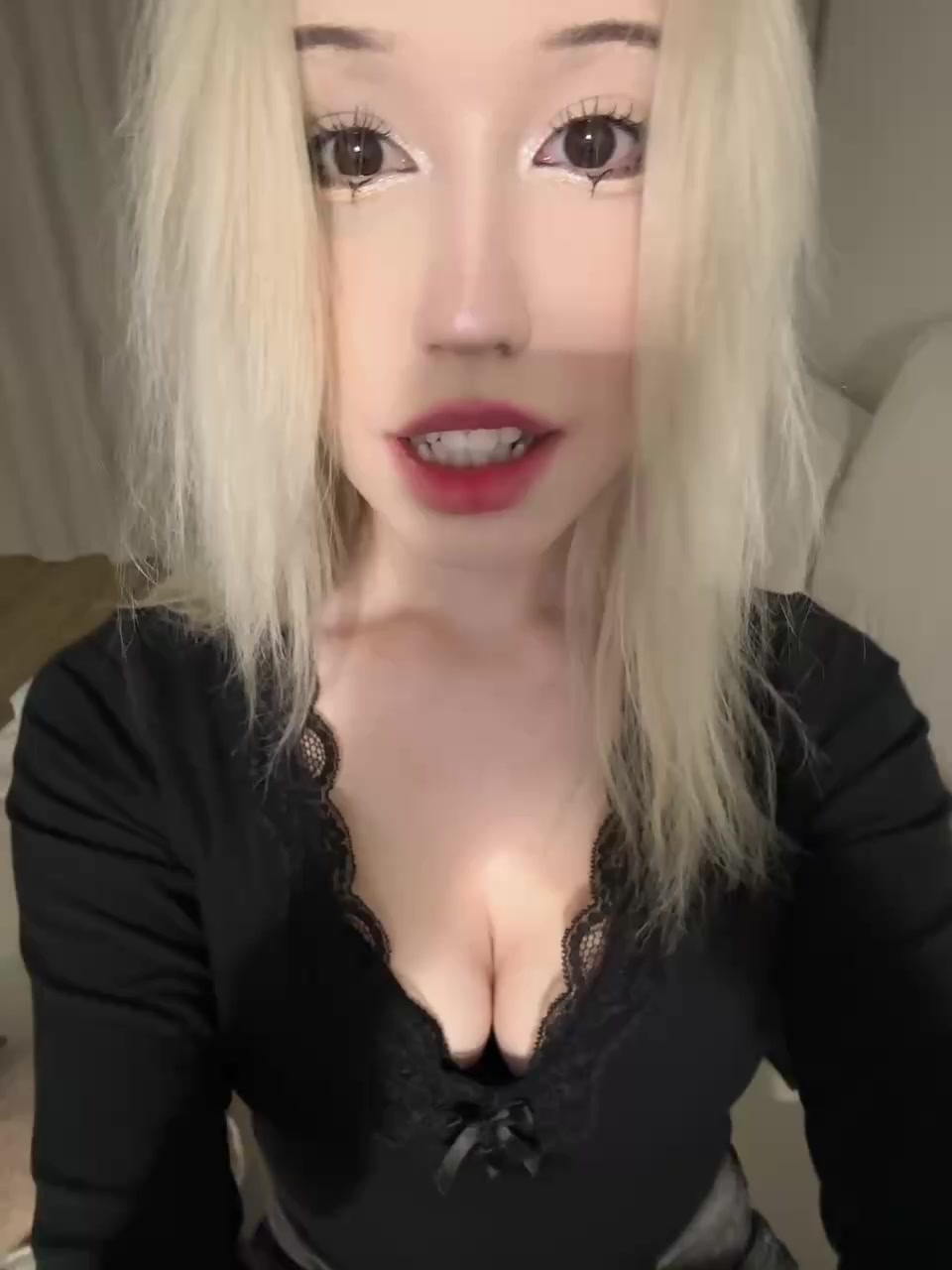 @)