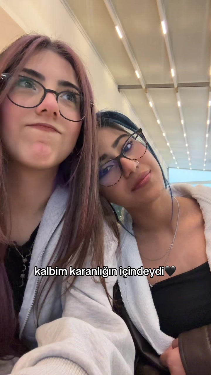 @👸🏻👸🏿