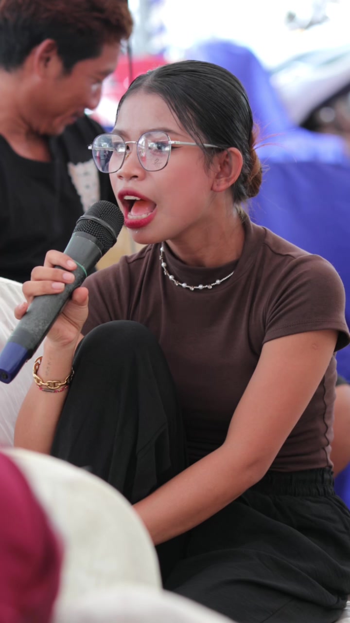 @យាយមាត់ធំ