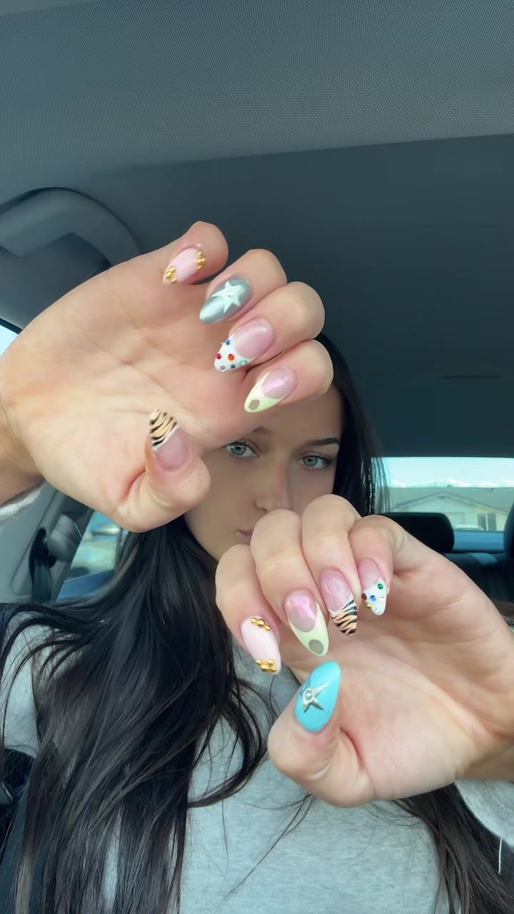 @Ava